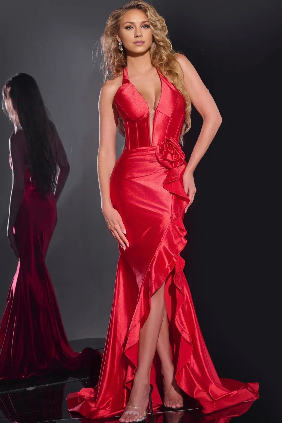 Robe Weitese en satin rouge vibrant, coupe glamour, décolleté en V profond, volants et fente haute spectaculaire.